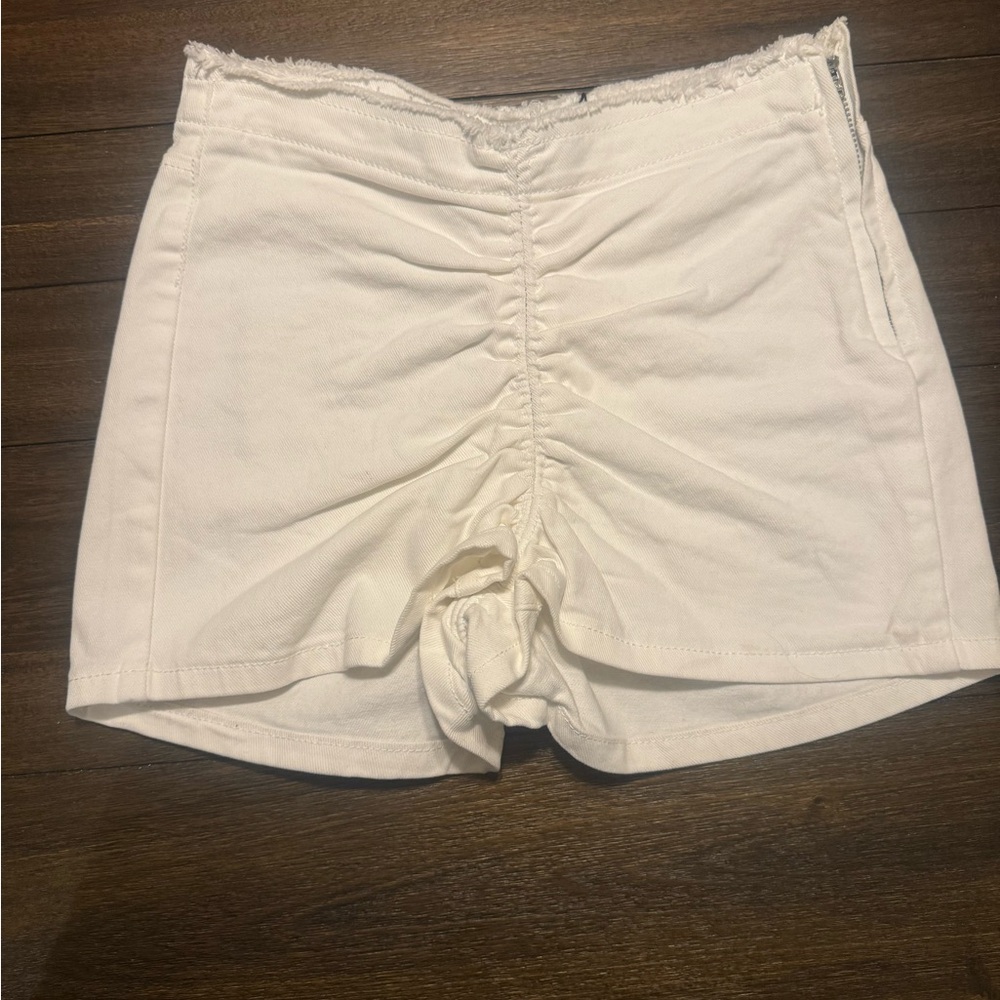 AKIRA White Ruched Back DenimShorts Scrunch Butt Festival Shorts Size M - Picture 3 of 7